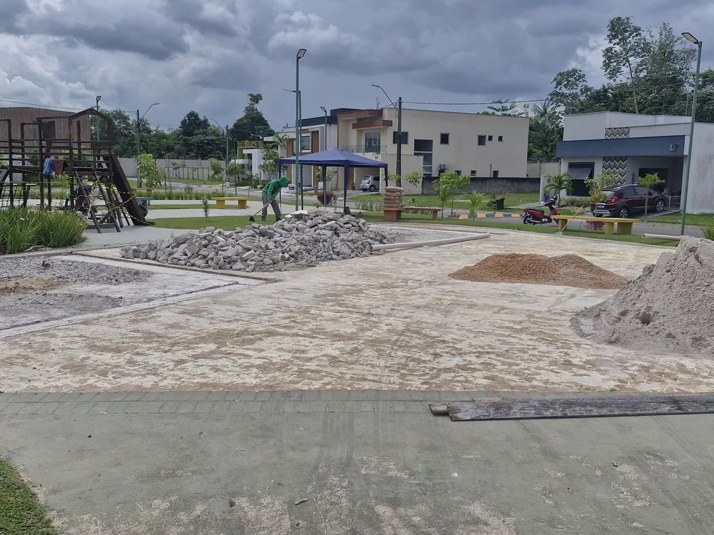 Área da praça com o piso antigo removido, pronta para a nova base