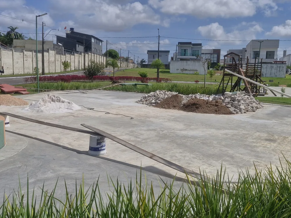 Base de concreto da praça sendo executada pela equipe