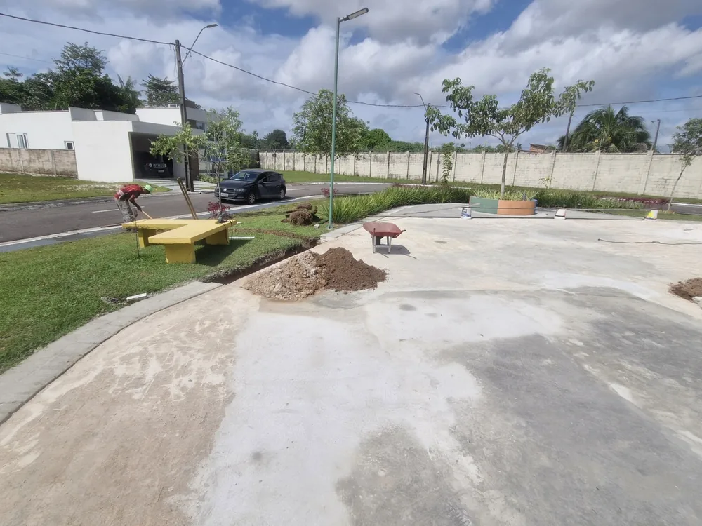 Vista aberta da praça com a base de concreto já lançada