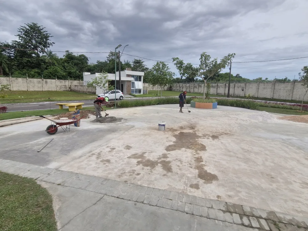 Base de concreto nivelada e curada, aguardando o revestimento