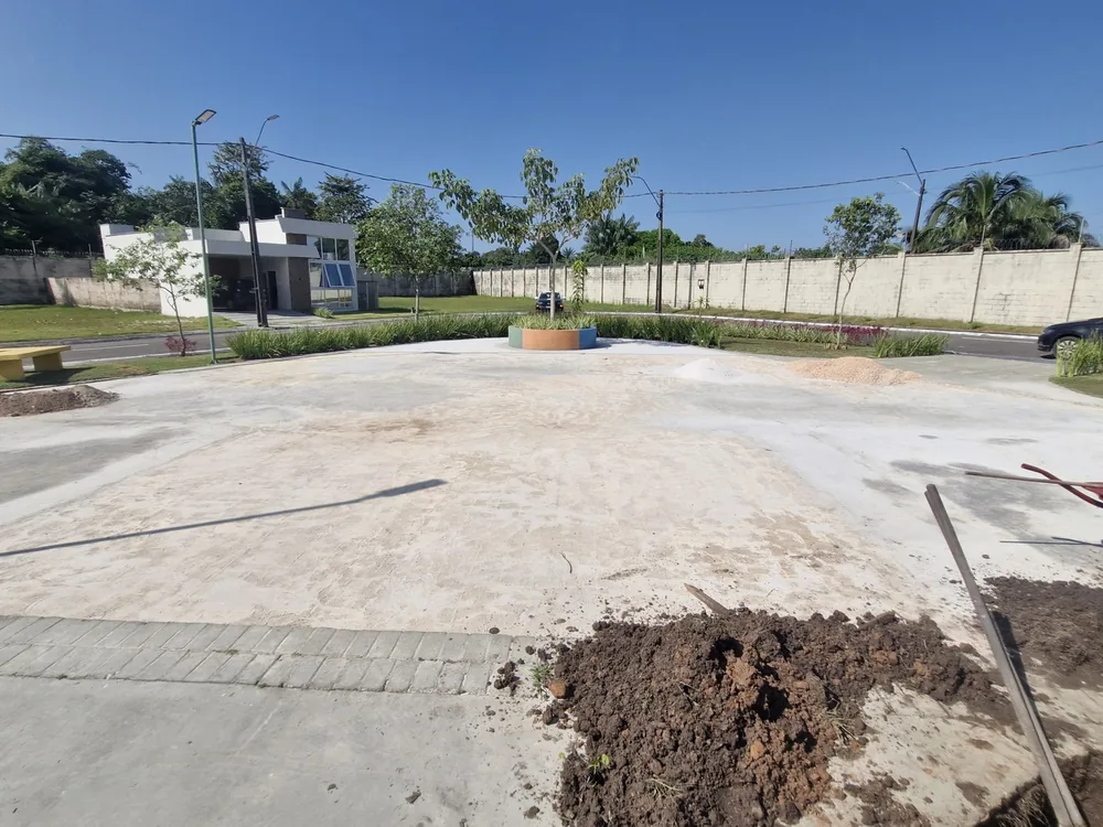 Quadra do condomínio com o piso de concreto executado