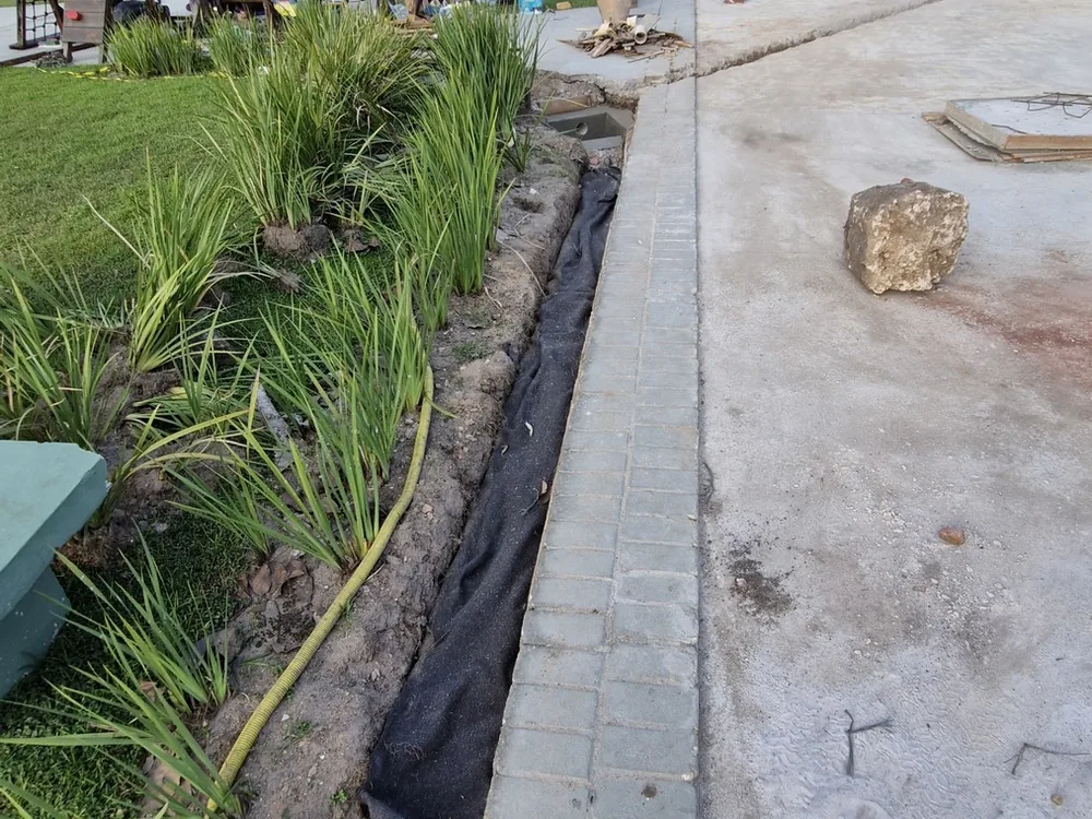 Canaleta de drenagem concluída, ao lado da área de lazer